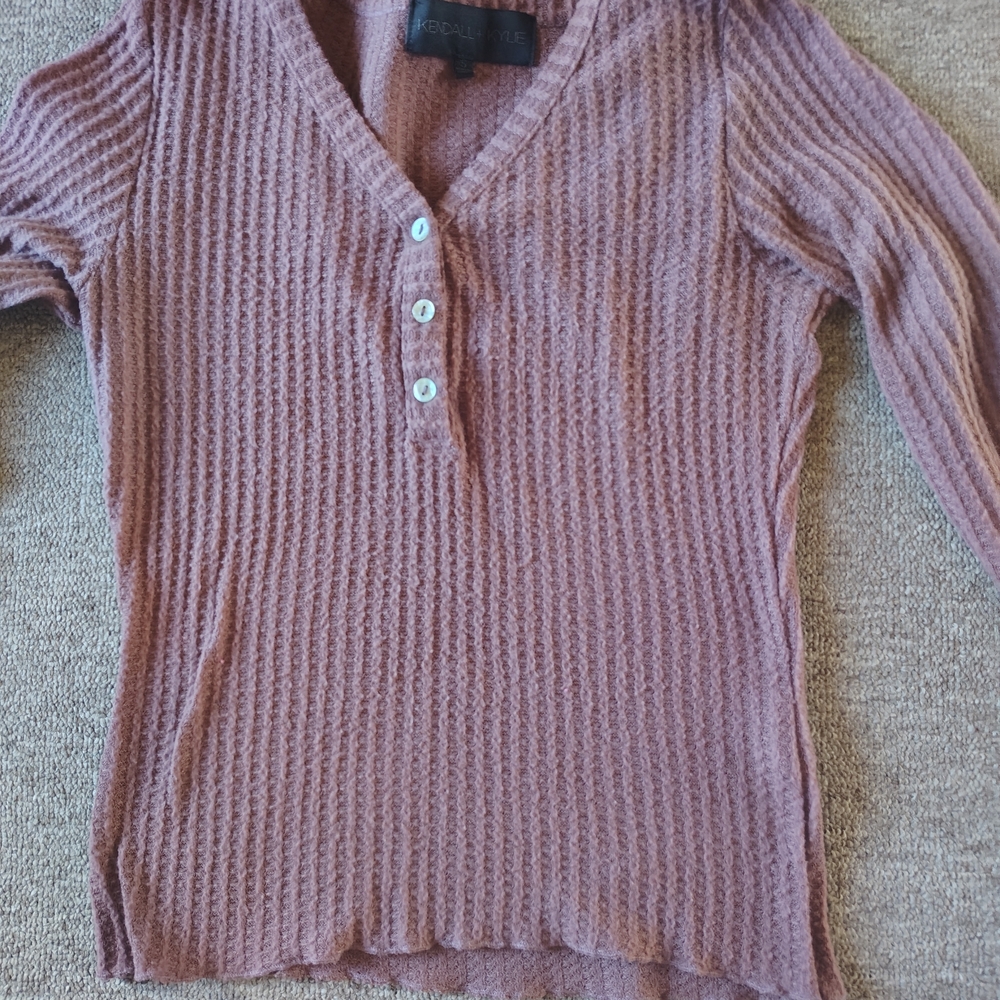 KENDALL + KYLIE Dusty Mauve Ribbed V-Neck Henley Sweater
